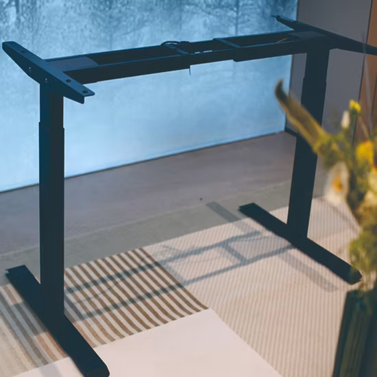 Stehpult mit zwei Motoren und elektrisch höhenverstellbarem Schreibtischgestell